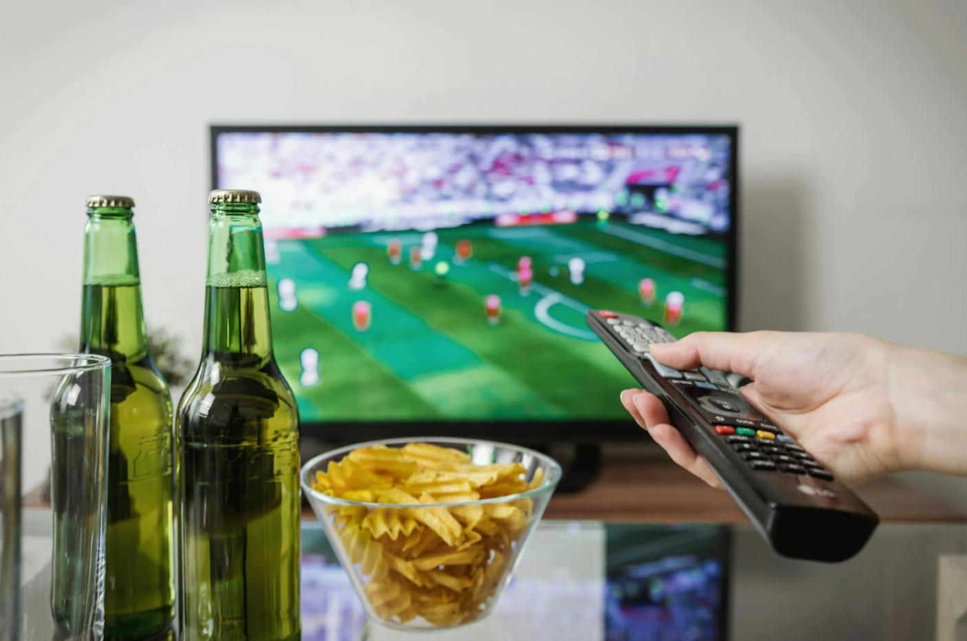 Telewizja hybrydowa a telewizja internetowa – jakie są różnice?